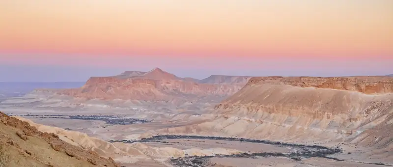 נחל צין והרי הנגב בשעת בין ערביים בגוני פסטל